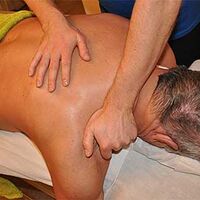Medizinische Massage am Rücken